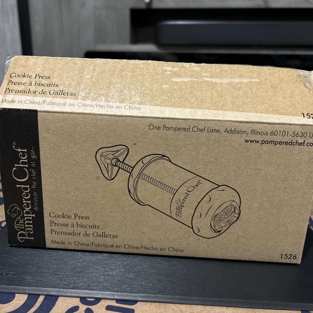 New Pampered Chef Plastic Cookie Press Model 1526 w Discs